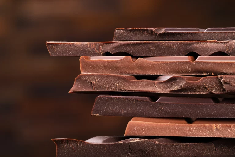 ¿Por qué tienes antojo de chocolate antes de la regla? La respuesta está en tus hormonas