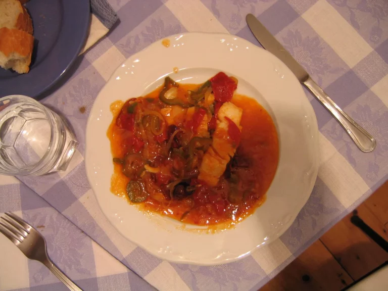 El ‘ajoarriero’ no es de ajo: la historia de una receta de bacalao que nació en las rutas de los arrieros navarros