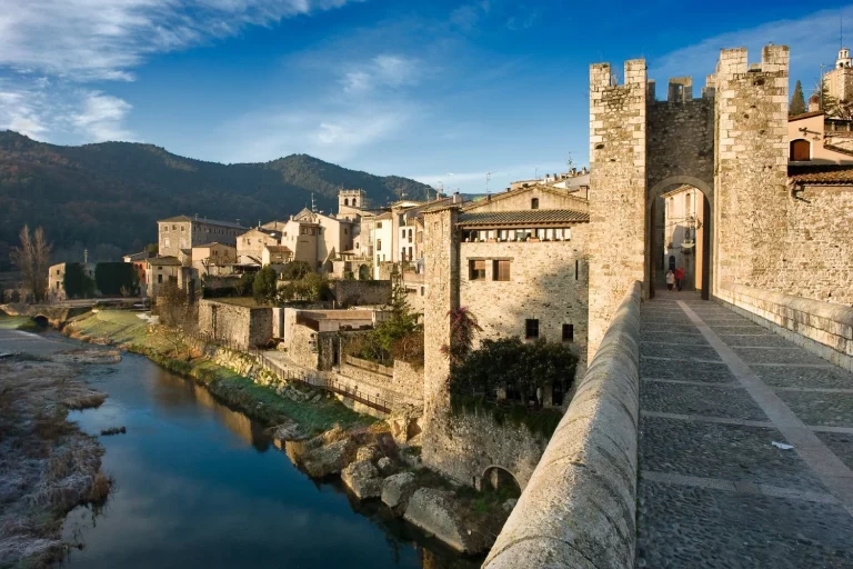 El pueblo medieval de Girona que te transportará a ‘Juego de Tronos’ en cada una de sus calles
