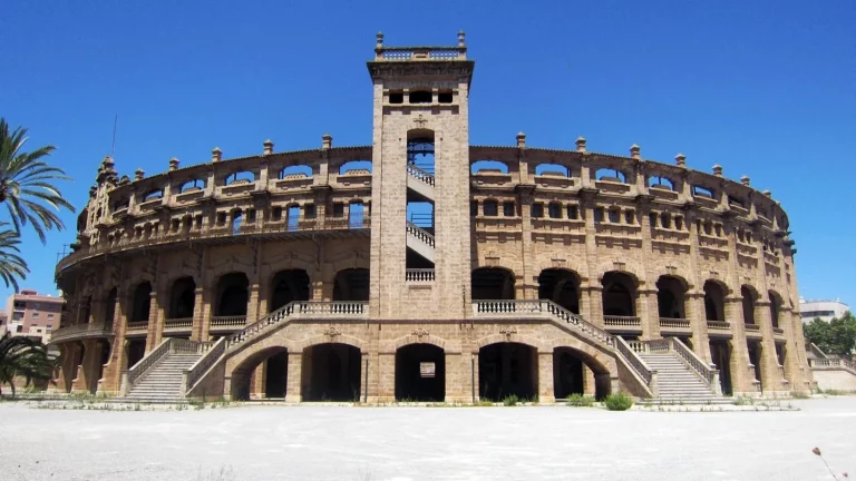 BALEARS CAMBIO DE TERCIO SL ofrece 5 millones por dos plazas históricas del toreo
