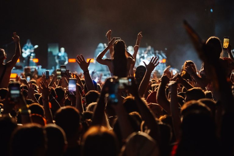 Festivales en pueblos y playas logran conectividad total con satélite y wifi temporal