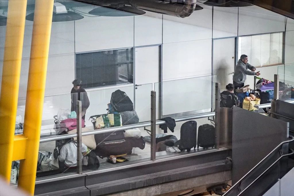 El Ayuntamiento de Madrid inicia la acogida de "los sin techo" de Barajas 2 Moncloa EuropaPress 6715522 varias personas preparan pernoctar t4 aeropuerto adolfo suarez madrid Moncloa