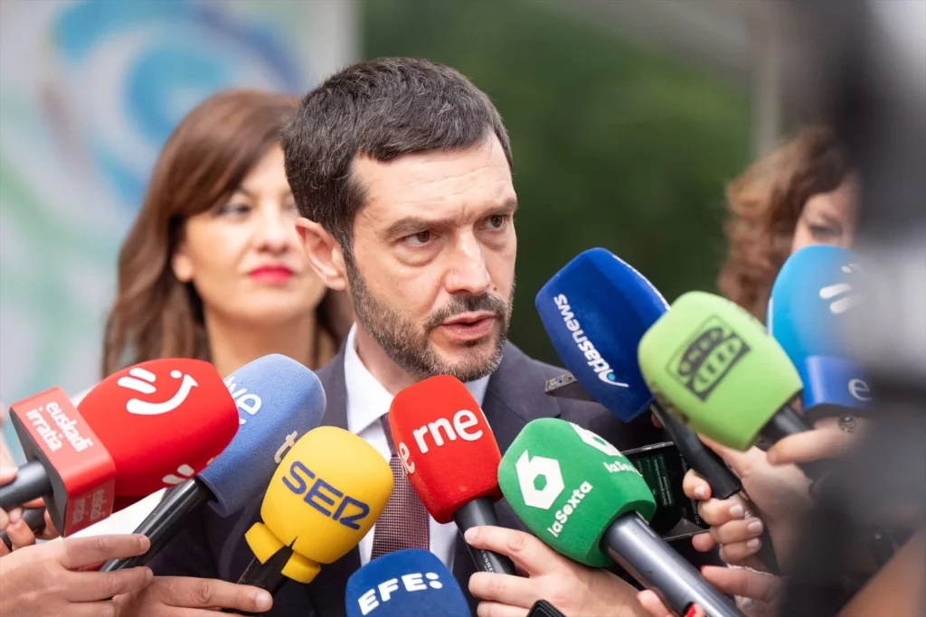 La estrategia suicida de PSOE y Sumar que puede acabar con la 'izquierda caviar' 2 Moncloa EuropaPress 6793609 ministro derechos sociales consumo pablo bustinduy acto voces desarrollo Moncloa