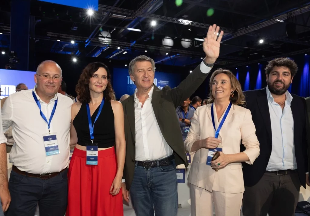 El diputado del PP y exportavoz del PP en el Congreso, Miguel Tellado, la presidenta de la Comunidad de Madrid, Isabel Díaz Ayuso, el presidente del PP, Alberto Núñez Feijóo, la diputada del PP y exsecretaria general del PP, Cuca Gamarra, y el presidente de la Región de Murcia, Fernando López Miras, a su llegada al XXI Congreso Nacional del Partido Popular (Fuente: Agencias)