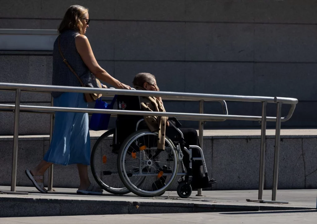 Patinazo de la nueva Ley de Dependencia: Menos profesionalización y desigualdad 1 Moncloa EuropaPress 6860512 persona silla ruedas 16 julio 2025 madrid espana consejo ministros remitio Moncloa