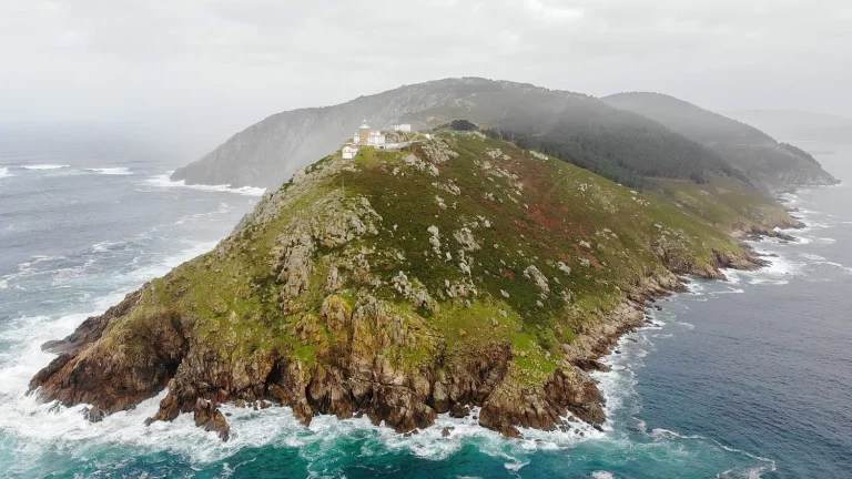 El ‘faro del fin del mundo’ no está en Finisterre: se esconde en la isla más remota de las Baleares