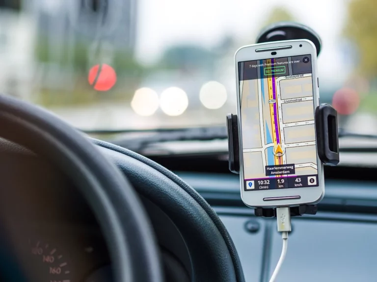 El ‘efecto túnel’ de tu GPS: cómo mirar el navegador legalmente te puede costar 200€ y 6 puntos