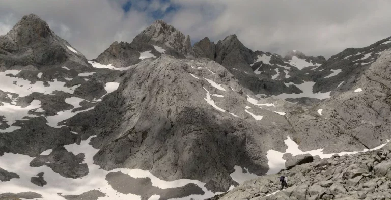 El último glaciar de España está en Andalucía, y puedes tocarlo en sandalias