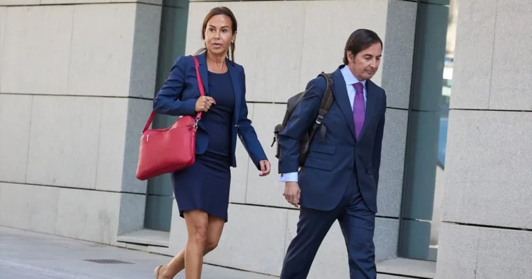 Isabel Pardo de Vera y su abogado llegando a declarar en el Caso Koldo. EP