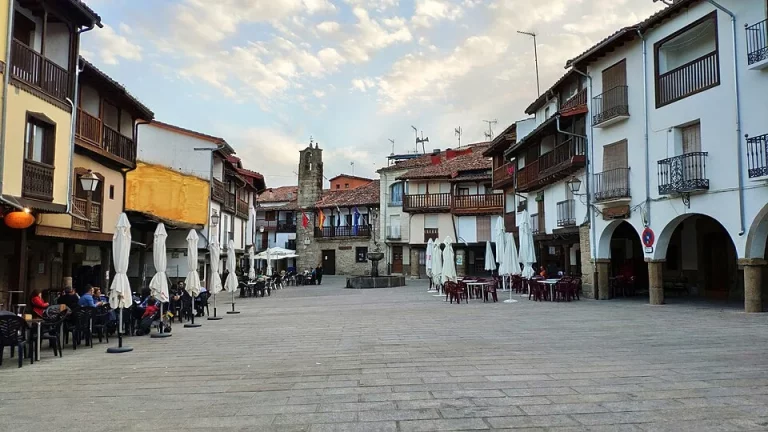 El pueblo español donde nadie cierra las puertas de su casa, y te espera en agosto