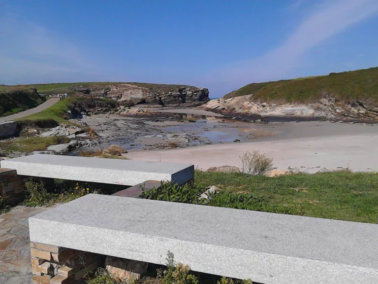 La ‘playa de las catedrales’ tiene una hermana secreta a pocos kilómetros, ideal para un descanso reparador antes de comenzar el año