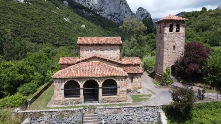 El secreto mejor guardado del Camino de Santiago: la capilla visigoda excavada en una roca que casi nadie visita