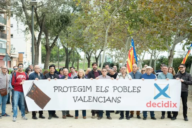 Decidix recoge firmas para modificar la Ley de Aguas y evitar inundaciones de la DANA