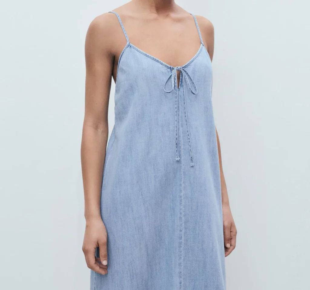 Mango tiene clara su apuesta vaquera para este verano: vestidos, tops, shorts,… todo al más puro estilo jeans 29 Moncloa Vestido vaquero de tirantes de Mango