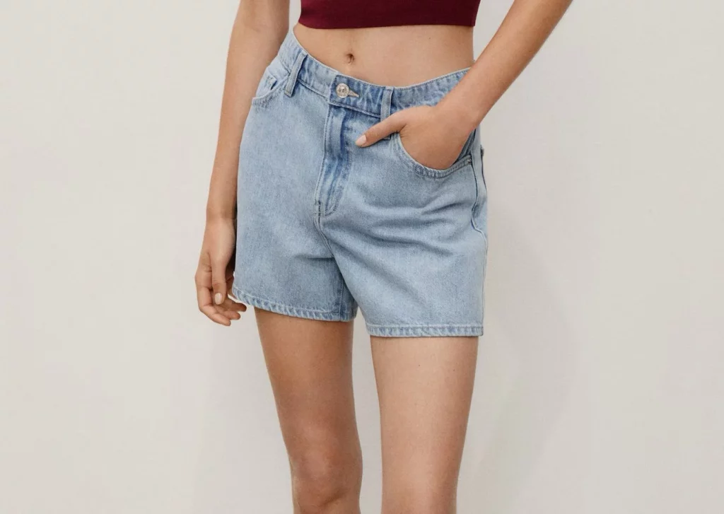 Mango tiene clara su apuesta vaquera para este verano: vestidos, tops, shorts,… todo al más puro estilo jeans 31 Moncloa Shorts vaqueros rectos de tiro alto de Mango