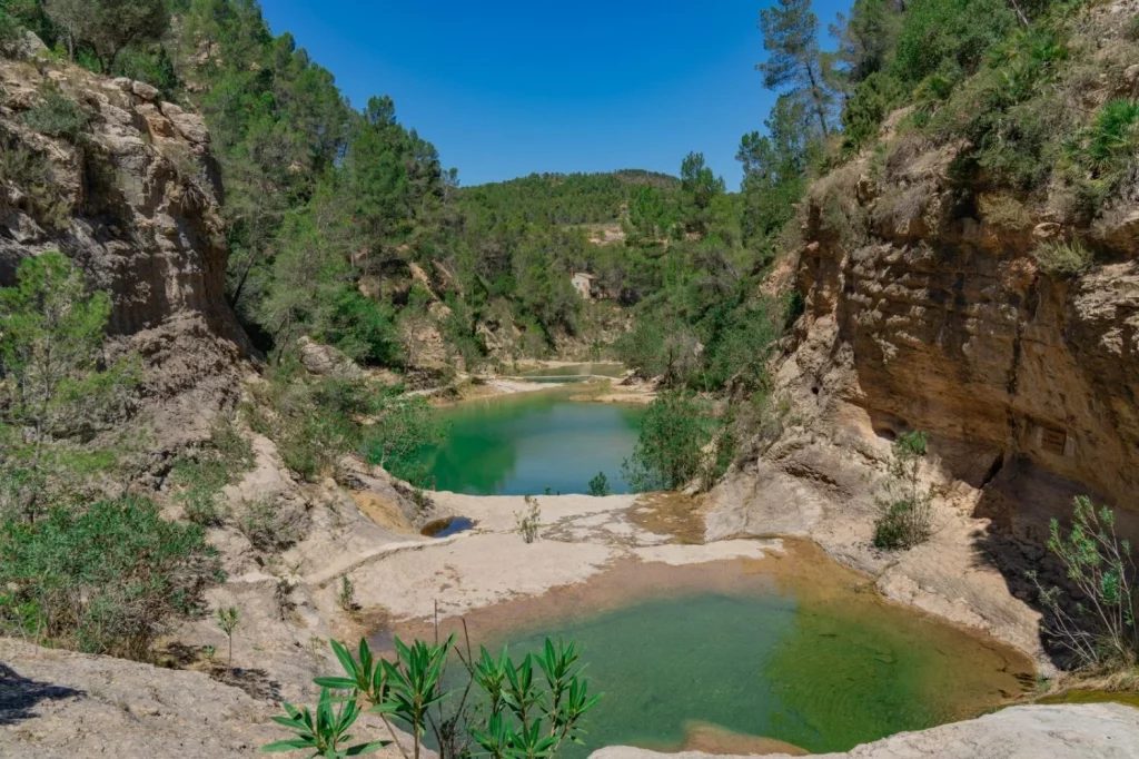 El pueblo escondido de Valencia con piscinas naturales que parece un balneario esculpido en la piedra 28 Moncloa Valencia y su joya escondida