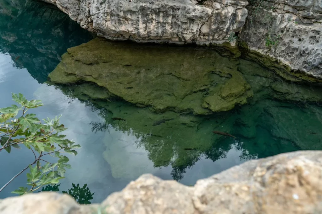 El pueblo escondido de Valencia con piscinas naturales que parece un balneario esculpido en la piedra 30 Moncloa Más allá de las pozas, encuentra una comarca llena de vida