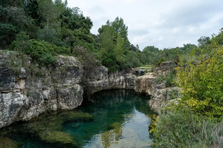 El pueblo escondido de Valencia con piscinas naturales que parece un balneario esculpido en la piedra