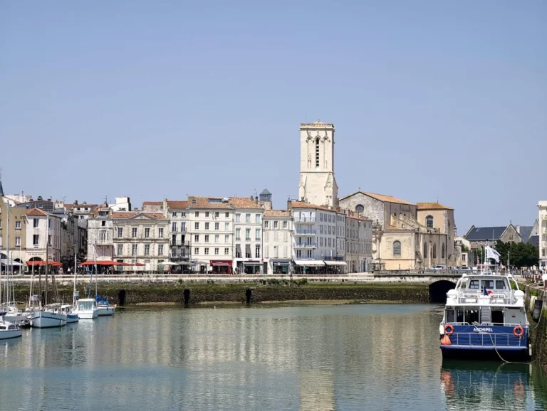 La piscina natural del sur de Francia escondida entre cascadas que conquista a los viajeros cerca de España