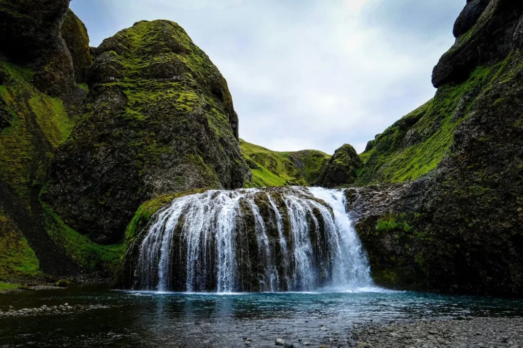 La piscina natural del sur de Francia escondida entre cascadas que conquista a los viajeros cerca de España 25 Moncloa Conoce Francia rural en su estado más puro