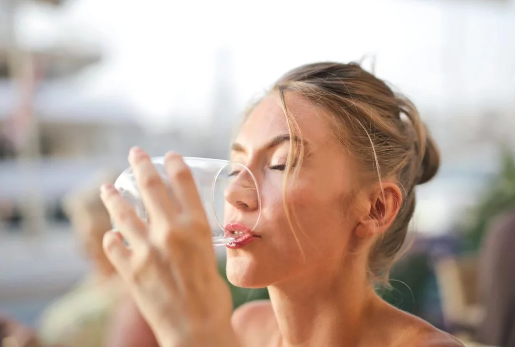 Un estudio acaba con el mito de que el agua es la mejor bebida para hidratarse 14 Moncloa El agua y su papel en la hidratación diaria