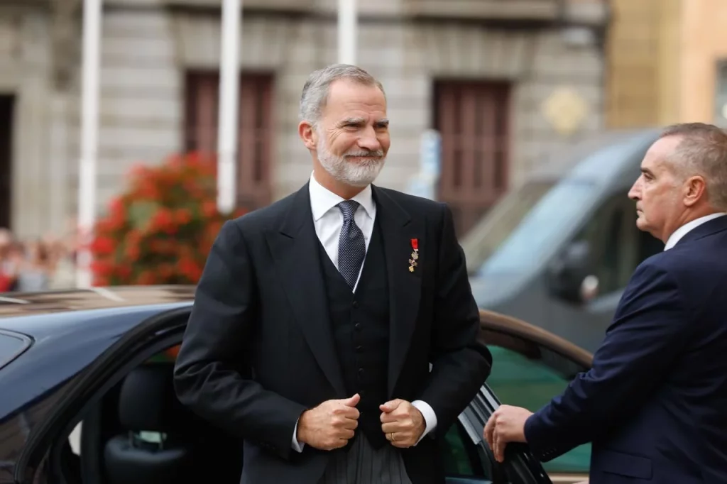 Felipe VI sorprende al romper el protocolo por reencontrarse con una figura clave de su pasado 12 Moncloa Felipe VI y la transformación de la imagen de la Corona