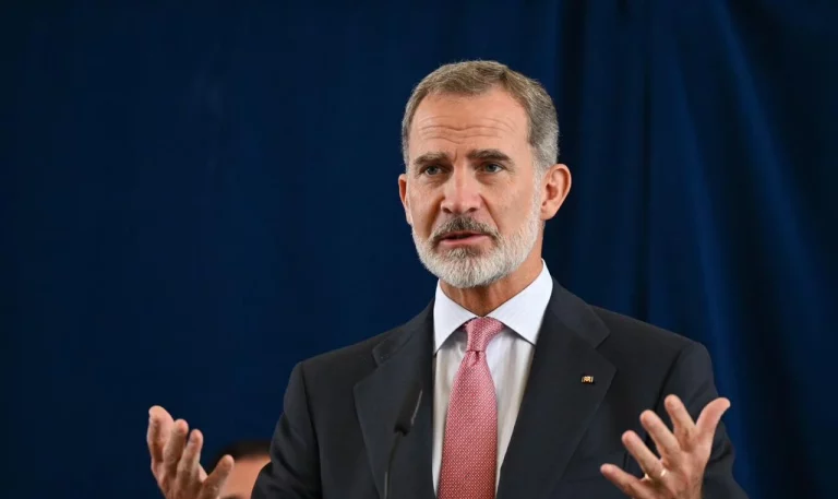 Felipe VI sorprende al romper el protocolo por reencontrarse con una figura clave de su pasado