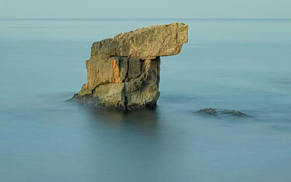 La playa más enigmática de Cataluña está en una cueva y esconde una historia mitológica 13 Moncloa Cataluña y la mitología que habita sus paisajes