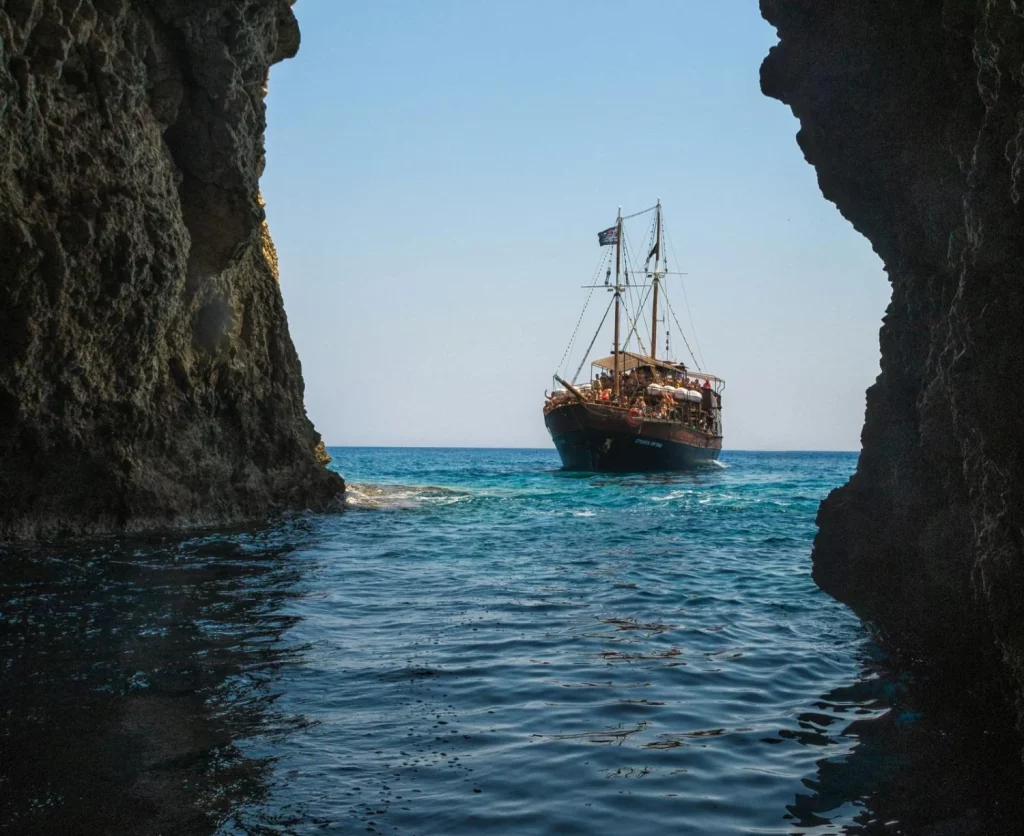 La playa más enigmática de Cataluña está en una cueva y esconde una historia mitológica 12 Moncloa La joya escondida de Cataluña