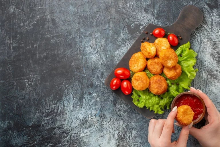 Haz estos nuggets saludables caseros en 12 minutos y acompáñalos con la ensalada que más te guste