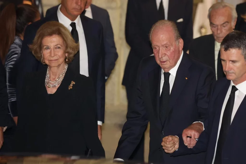 Corinna Larsen se atreve a desafiar al rey Juan Carlos I tras el anuncio de sus memorias 15 Moncloa Corinna Larsen y su silencioso desafío en Ibiza