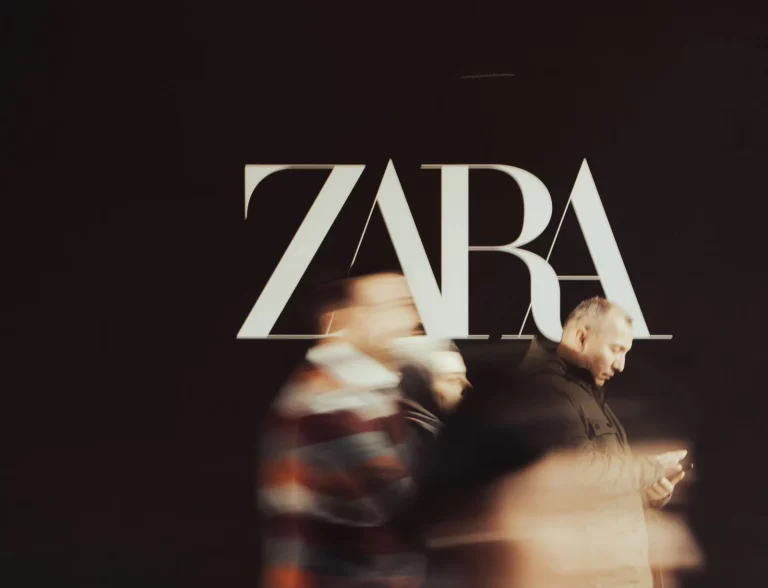 Zara tiene rebajados estos vestidos camiseros ideales para cualquier compromiso con unas simples cuñas