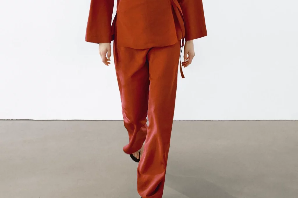 Pantalón fluido con lino de Massimo Dutti