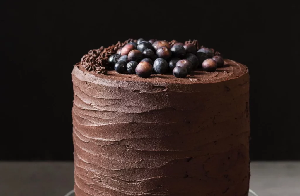 Ingredientes para hacer una exquisita tarta de chocolate y arándanos