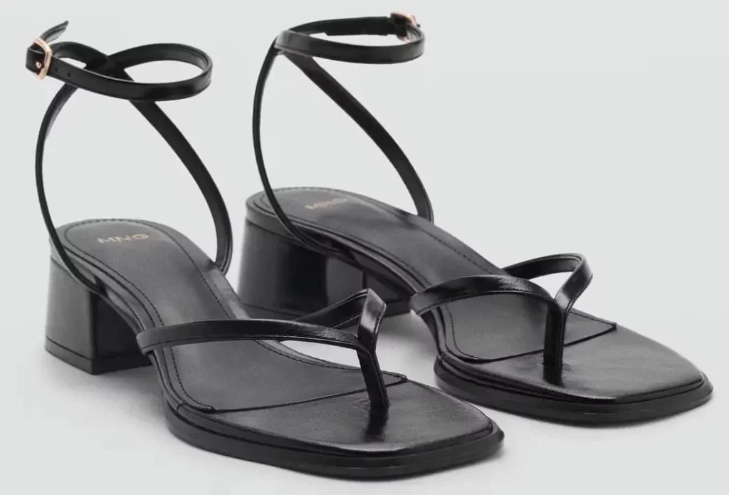 Sandalias con tiras y tacón en color negro de Mango