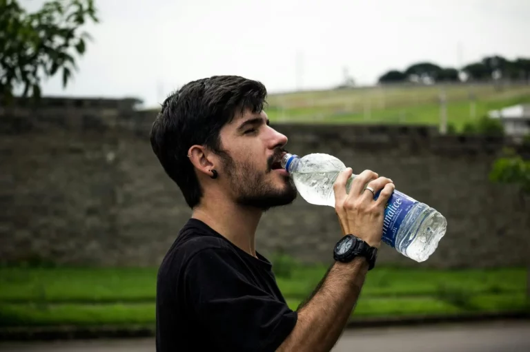 Un enfermero alerta de los peligros de beber una botella de agua muy fría