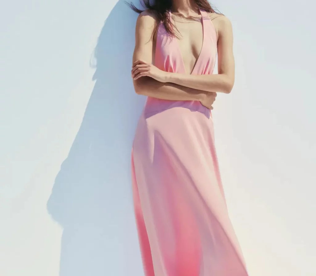 Date prisa y aprovecha los últimos chollos de Zara en sus terceras rebajas 14 Moncloa Vestido largo rosa de Zara