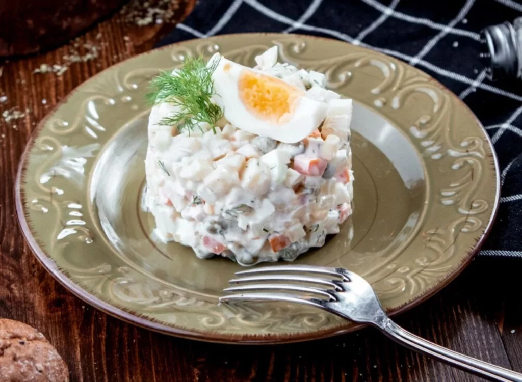La receta clásica de ensaladilla rusa que marca la diferencia este verano 21 Moncloa El toque final que hace de esta ensaladilla rusa un clásico insuperable