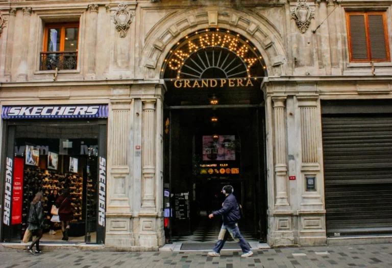 Estas sí que son unas buenas rebajas: Skechers rebaja a 35 euros sus buscadísimas sandalias de dedo
