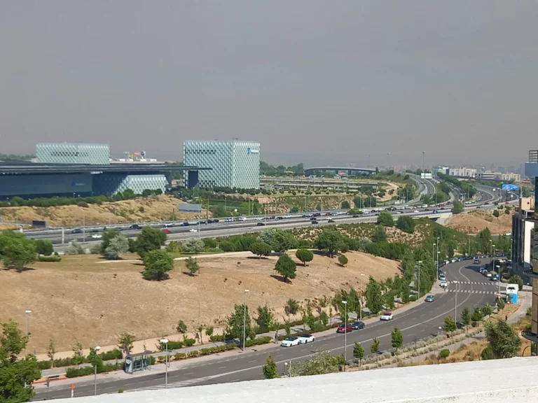 Madrid en alerta: Un incendio en Toledo cubre de humo y cenizas la capital