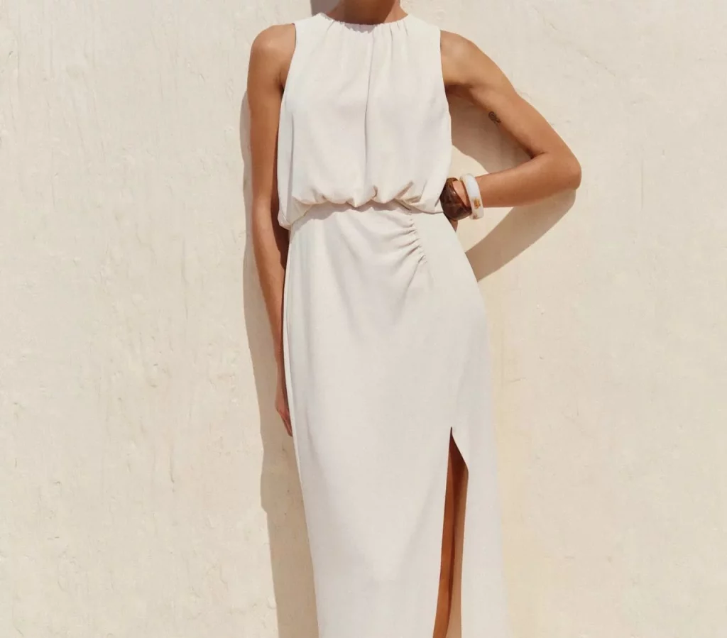 Vestido largo con frunces en la cintura de Zara