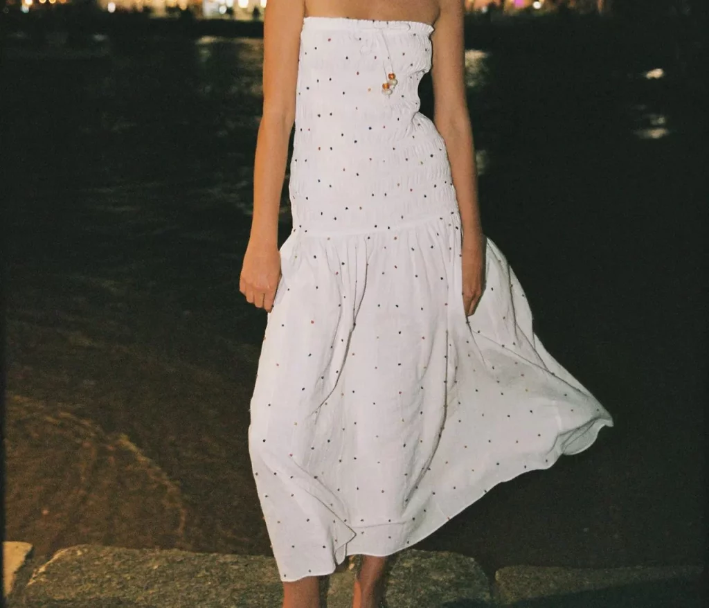 Vestido largo bandeau y fruncido de Zara