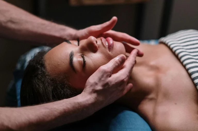 Este sencillo masaje facial activa la circulación y relaja tu sistema nervioso