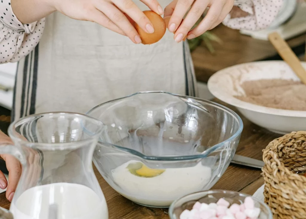 ¿Buscas una cena diferente? Prueba estos irresistibles huevos nube con patata y tomate 14 Moncloa Preparación paso a paso de una receta gourmet