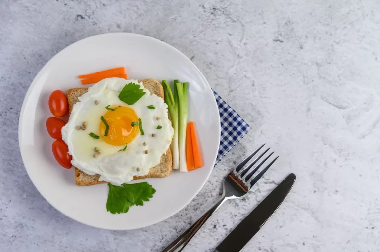 ¿Buscas una cena diferente? Prueba estos irresistibles huevos nube con patata y tomate