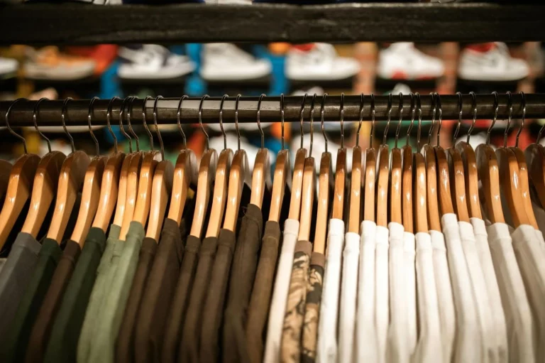 Massimo Dutti te convertirá en la estrella de las cenas que tengas este verano gracias a estos tops de lino
