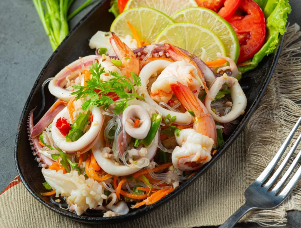 Ingredientes frescos para una ensalada de mariscos espectacular