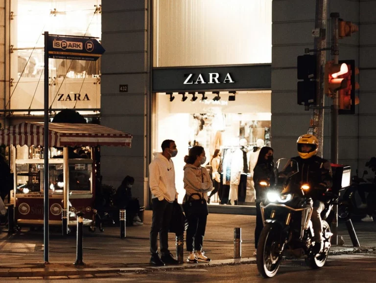Zara como siempre está a la última y te trae estos vestidos caftán que te van a encantar seguro