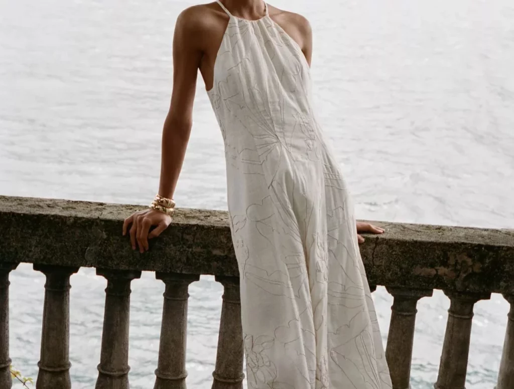 Vestido midi halter con estampado de Zara
