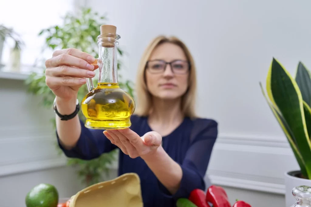 El 'alioli' catalán auténtico no lleva huevo: así se hace la emulsión solo con ajo y aceite 2 Moncloa EL SECRETO ESTÁ EN LA GOTA: EL ACEITE Y LA PACIENCIA